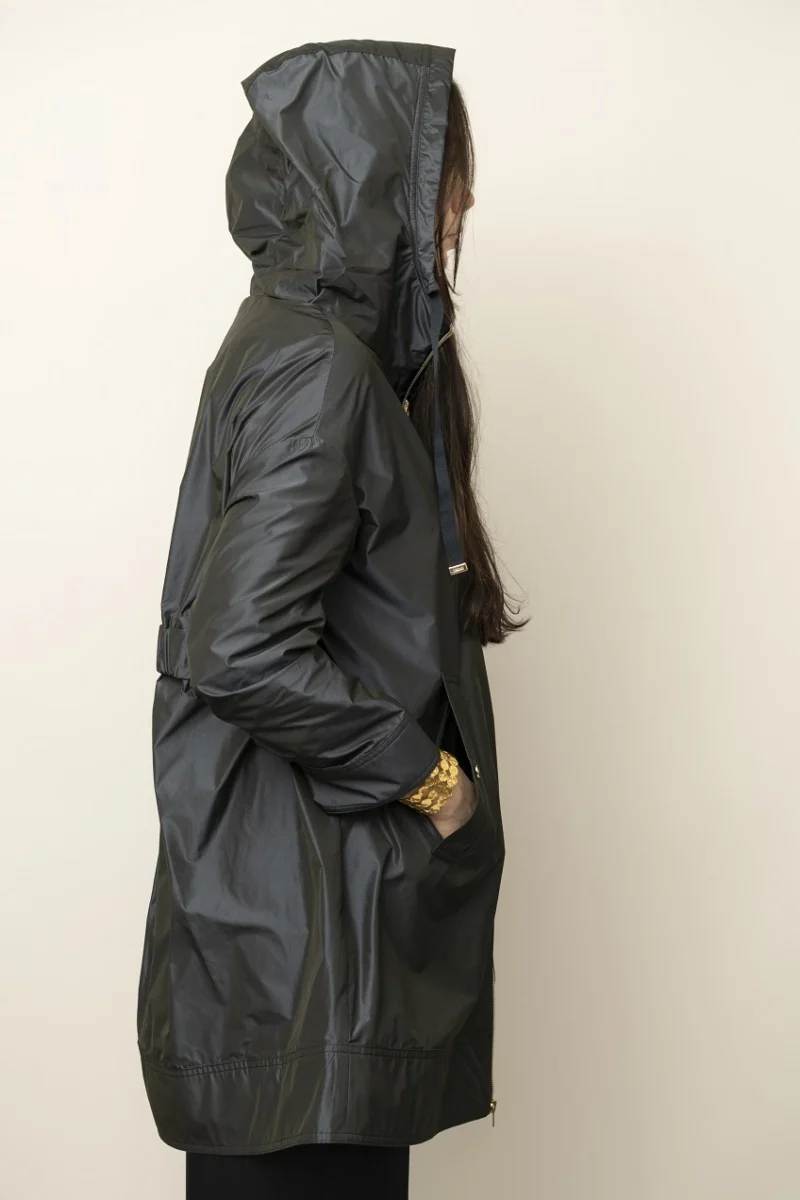 MODEL ECOMM_0406_42